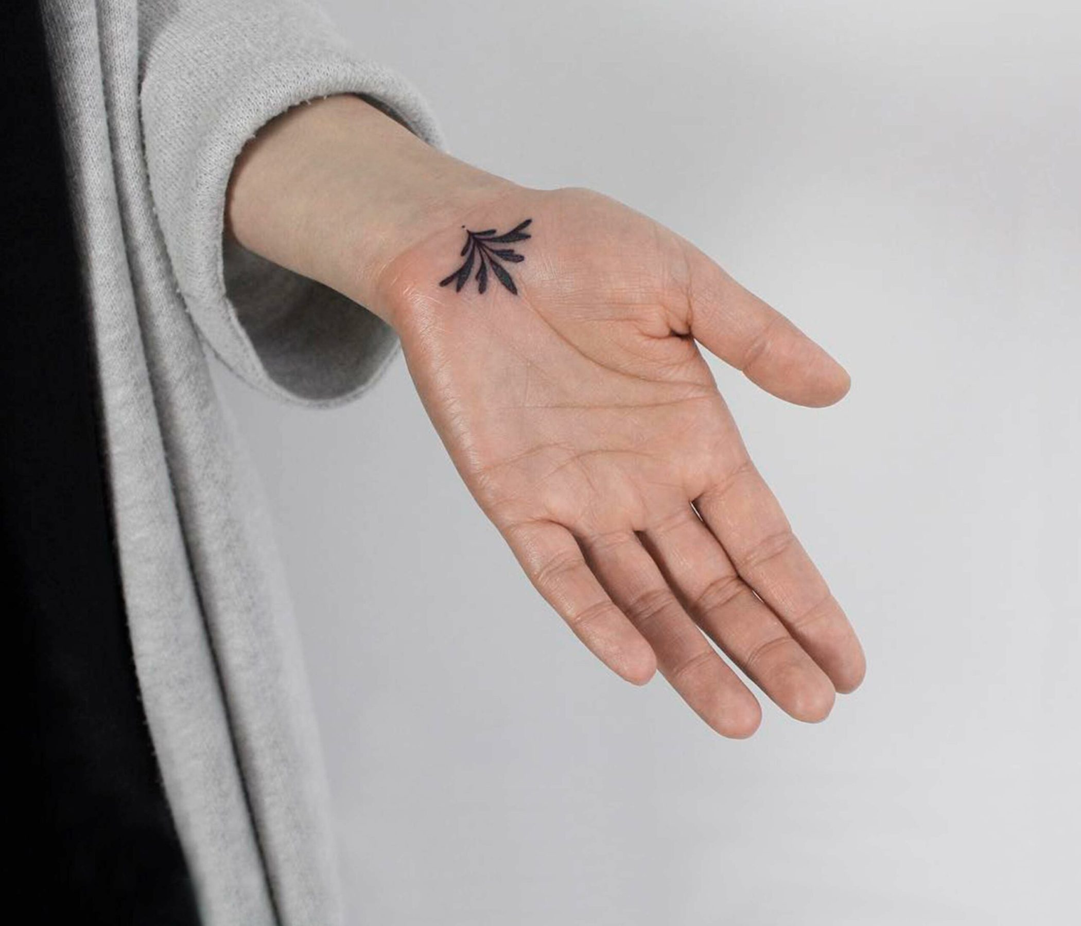 tatouage-vegan-main-minimaliste-2